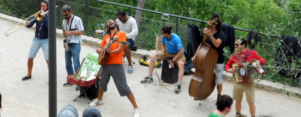 buskers in Park Guell